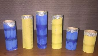 Painted Toilet Paper Rolls with Glitter Painted Toilet Paper Rolls with Glitter